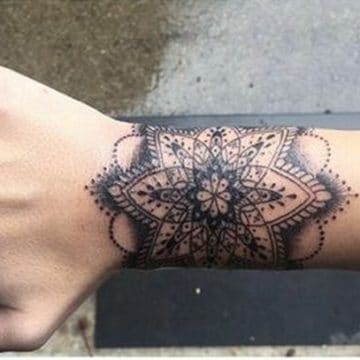 Tatouage mandala femme : 50+ idées de tatouages et leurs significations 21