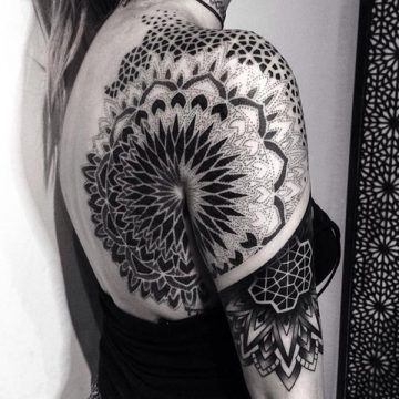 Tatouage mandala femme : 50+ idées de tatouages et leurs significations 118