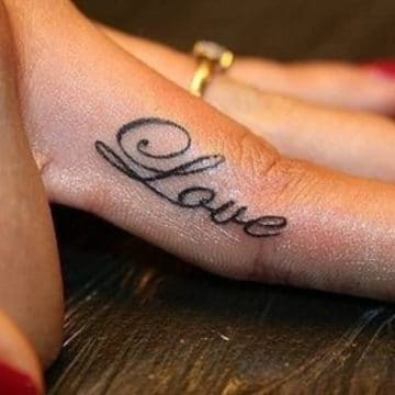 Tatouage doigt femme : 20+ idées de tatouages et sa signification 75
