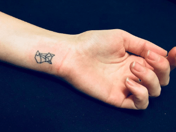 Tatouage discret femme : 50+ idées de tatouages et leurs significations 17