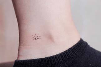 Tatouage discret femme : 50+ idées de tatouages et leurs significations 33