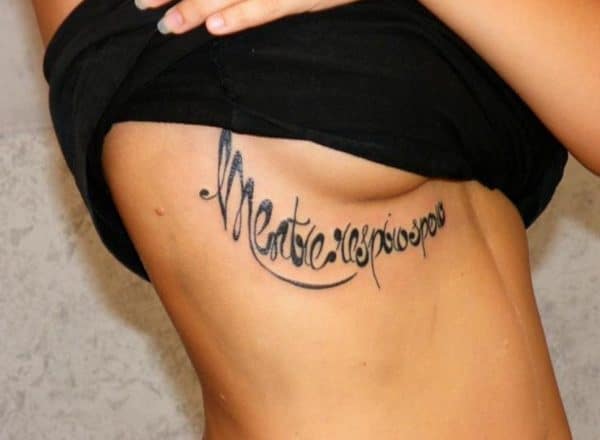 Tatouage poitrine femme : 96+ idées de tatouages et leurs ...