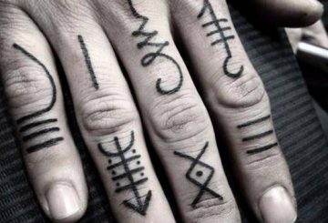 25 idées de tatouage au doigt très masculin 5