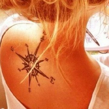 Signification et idées de tatouage boussole femme 12
