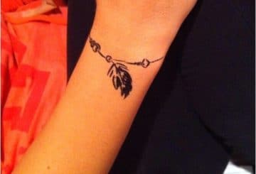 Exemple de tatouage de poignet femme | acidcruetattoo 3