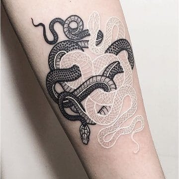 Signification et idées de tatouage boussole femme 28
