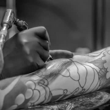 Tatouage main femme : 30+ idées de tatouages et leurs significations 26